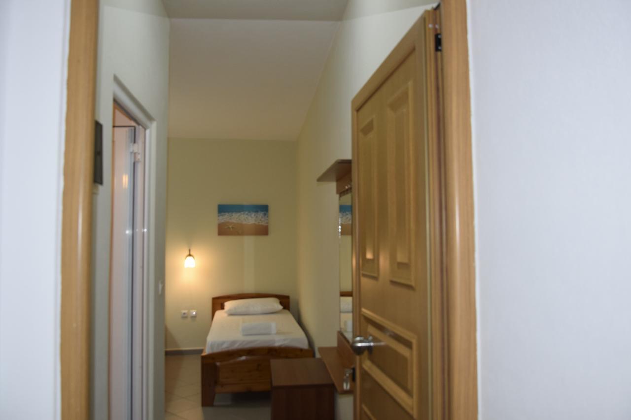 Zotos Apartment Himare Bagian luar foto