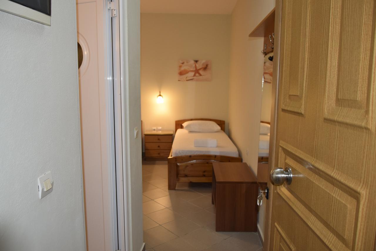 Zotos Apartment Himare Bagian luar foto